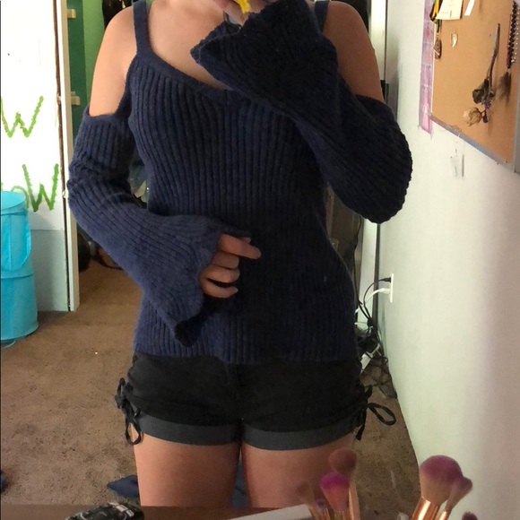 Off the shoulder long sleeve - Picture 2 of 2